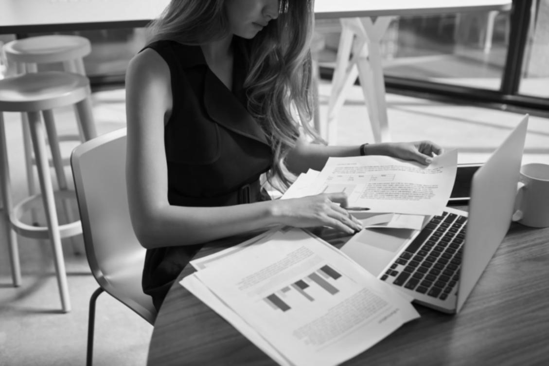 Ομάδα εκπαιδευτικών που συνεργάζεται σε σύγχρονο χώρο εργασίας